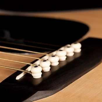  36 Kusov Akustická Gitara Most Kolíky Kolíkov v Bielej a Čiernej farbe s 1 Kus Most Pin Sťahovák Odstraňovač v Gitara