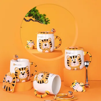  Nové kreatívne Keramický Hrnček Roztomilý Kreslený Tiger Šálka s Lyžičkou na Vrchole Instagram Trend Rok Tigra Strane Darčeková Sada
