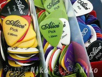  Veľa 100ks Alice Hladké Nylon Gitara Výbery Plectrums(Rôzne hrúbky&farieb) Doprava Zadarmo Wholesales